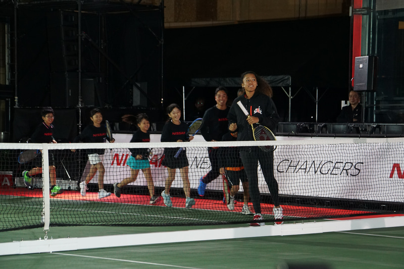 六本木ヒルズアリーナに用意されたテニスコートを舞台に、子供たちがジョギングやテニスを使ったゲームなどを大坂選手と一緒に楽しむプログラムが展開された