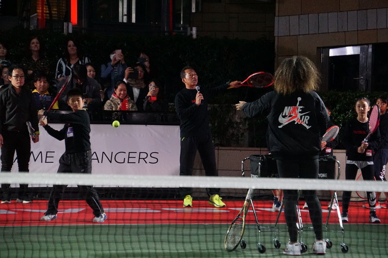 六本木ヒルズアリーナに用意されたテニスコートを舞台に、子供たちがジョギングやテニスを使ったゲームなどを大坂選手と一緒に楽しむプログラムが展開された