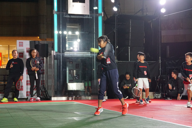 六本木ヒルズアリーナに用意されたテニスコートを舞台に、子供たちがジョギングやテニスを使ったゲームなどを大坂選手と一緒に楽しむプログラムが展開された