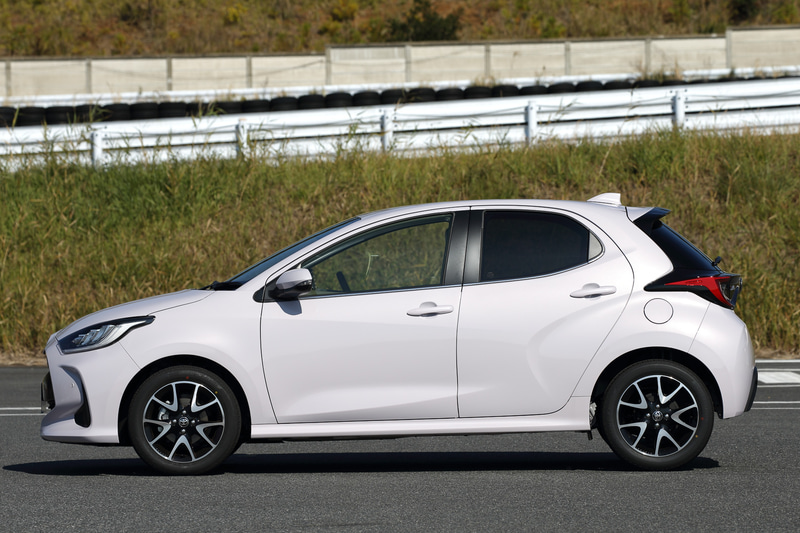 外観デザインは「BOLD（大胆）」「BRISK（活発）」「BOOST（加速）」「BEAUTY（美しさ）」「BULLET（弾丸）」などの頭文字のBと、力強く走り出すダッシュを組み合わせた「B-Dash！」がコンセプト。撮影車両は16インチホイールにブリヂストン「ECOPIA EP150」（185/55R16）を装着していた