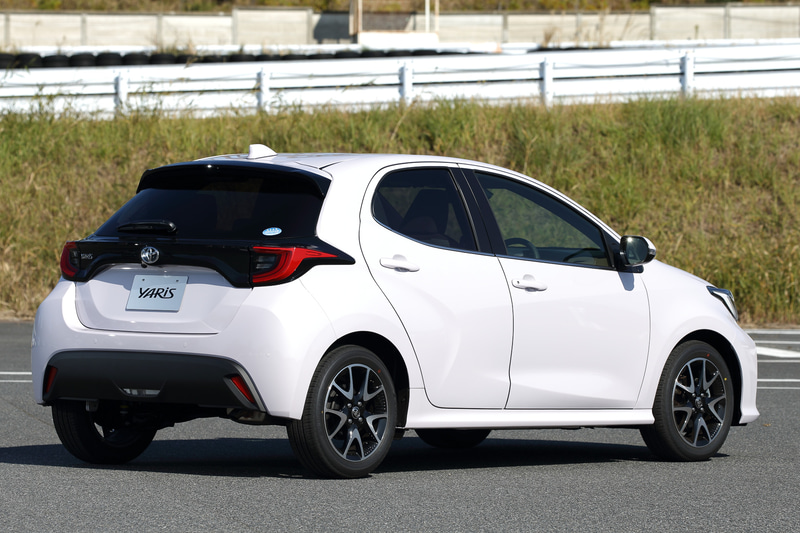 アイスピンクカラーの新型ヤリスはコンベ1.5リッター。ボディサイズは3940×1695×1470mm（全長×全幅×全高）で、ホイールベースは2550mm。車両重量は2WDの1.0リッターガソリンエンジン車が950kg、同1.5リッターガソリンエンジン車が990kg、同1.5リッターハイブリッド車が1050kgとアナウンスされている