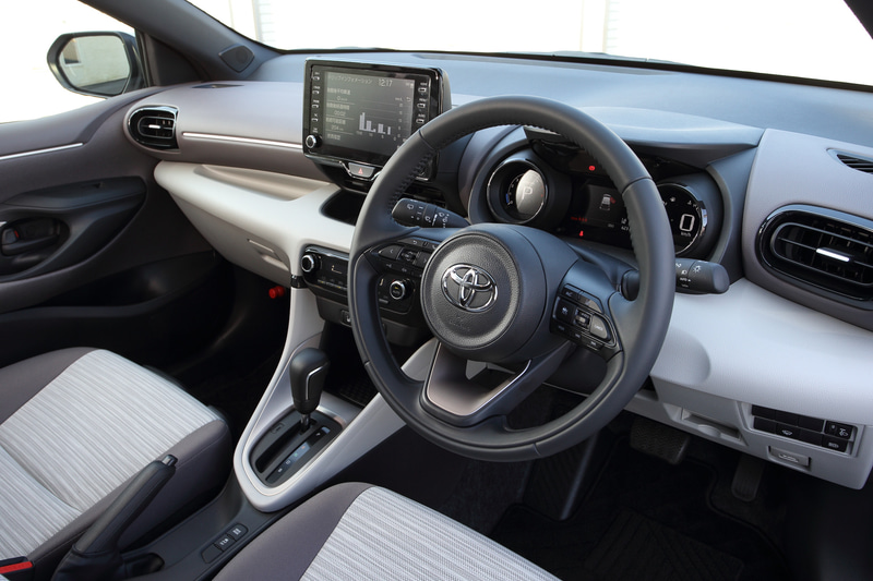 インテリア。インパネは高さを抑えつつ横長にしてワイドな空間を演出。ステアリングホイールはφ365mmで、センターパッドを小型化してメーター類の視認性を確保。そのメーターでは2眼式メーターをデジタル化した「フードレス双眼TFTメーター」を初採用