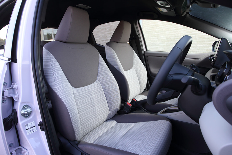 インテリア。インパネは高さを抑えつつ横長にしてワイドな空間を演出。ステアリングホイールはφ365mmで、センターパッドを小型化してメーター類の視認性を確保。そのメーターでは2眼式メーターをデジタル化した「フードレス双眼TFTメーター」を初採用