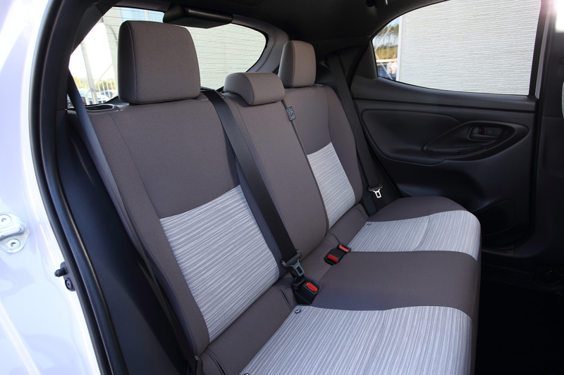 インテリア。インパネは高さを抑えつつ横長にしてワイドな空間を演出。ステアリングホイールはφ365mmで、センターパッドを小型化してメーター類の視認性を確保。そのメーターでは2眼式メーターをデジタル化した「フードレス双眼TFTメーター」を初採用