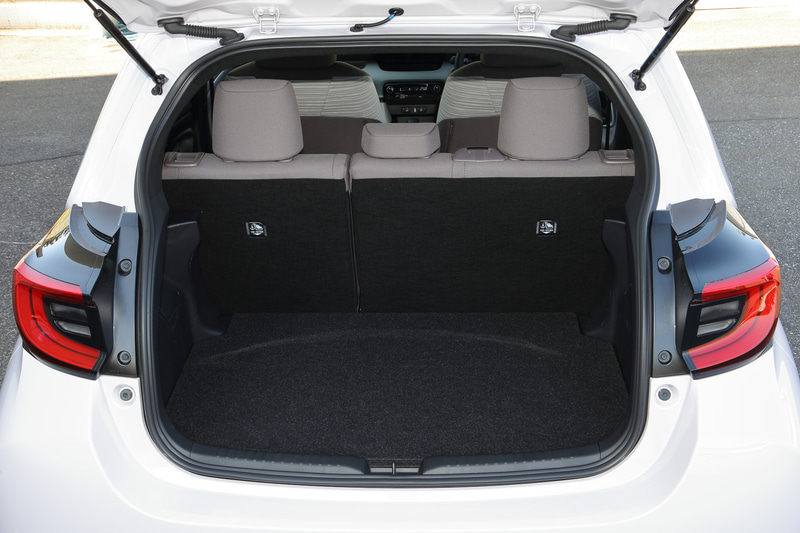 インテリア。インパネは高さを抑えつつ横長にしてワイドな空間を演出。ステアリングホイールはφ365mmで、センターパッドを小型化してメーター類の視認性を確保。そのメーターでは2眼式メーターをデジタル化した「フードレス双眼TFTメーター」を初採用