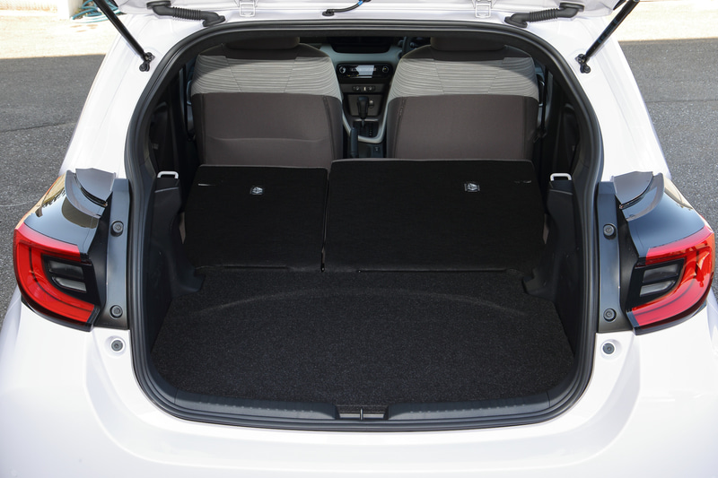 インテリア。インパネは高さを抑えつつ横長にしてワイドな空間を演出。ステアリングホイールはφ365mmで、センターパッドを小型化してメーター類の視認性を確保。そのメーターでは2眼式メーターをデジタル化した「フードレス双眼TFTメーター」を初採用