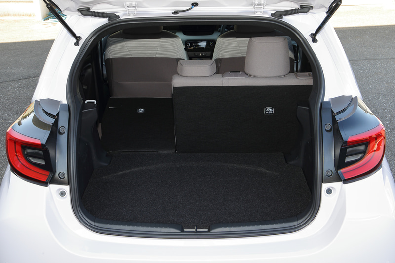 インテリア。インパネは高さを抑えつつ横長にしてワイドな空間を演出。ステアリングホイールはφ365mmで、センターパッドを小型化してメーター類の視認性を確保。そのメーターでは2眼式メーターをデジタル化した「フードレス双眼TFTメーター」を初採用