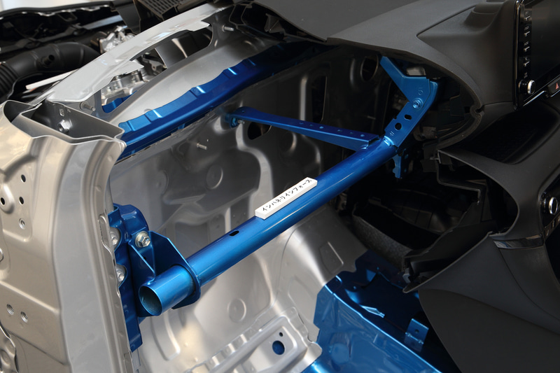 新型ヤリスではコンパクトカー向けに新開発された「GA-Bプラットフォーム」を採用。新構造を採用した部分が青い個所で、結合部分の強化、スポット溶接の舵点数増加などでボディ骨格を強化したという