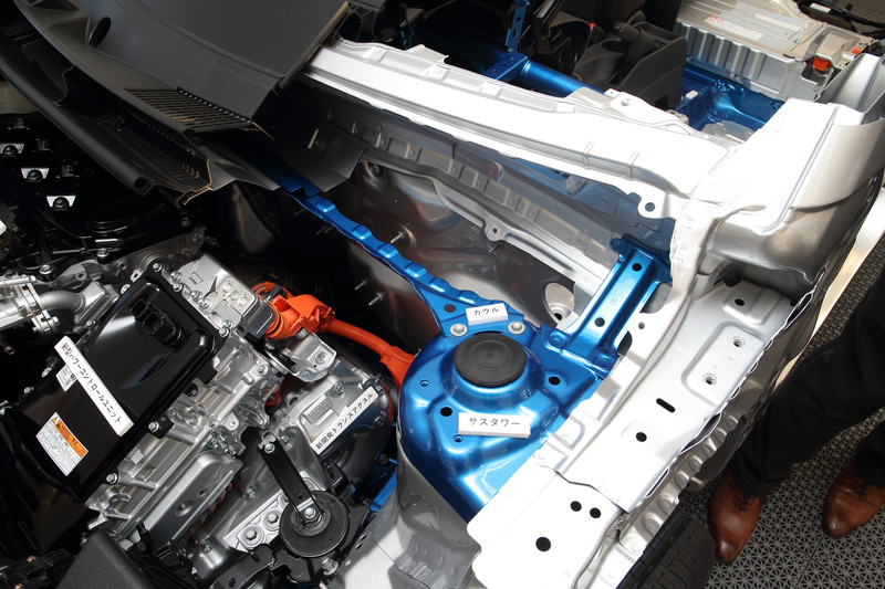 新型ヤリスではコンパクトカー向けに新開発された「GA-Bプラットフォーム」を採用。新構造を採用した部分が青い個所で、結合部分の強化、スポット溶接の舵点数増加などでボディ骨格を強化したという