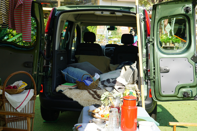 フランス流のピクニックを再現した車両展示
