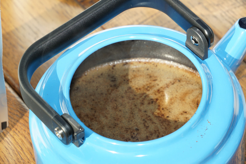 コーヒー粉をやかんに入れて、お湯を注ぎ入れしばらく蒸らし、時間がたったらカップに注ぐというシンプルな入れ方