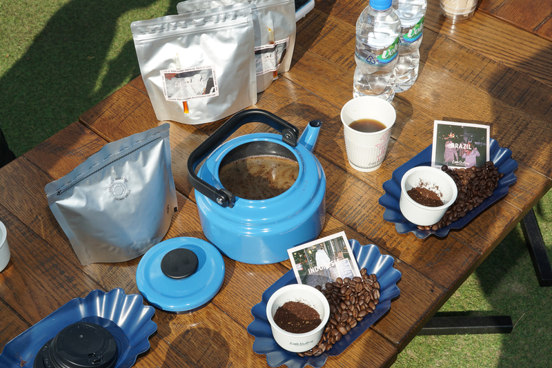 コーヒー粉をやかんに入れて、お湯を注ぎ入れしばらく蒸らし、時間がたったらカップに注ぐというシンプルな入れ方