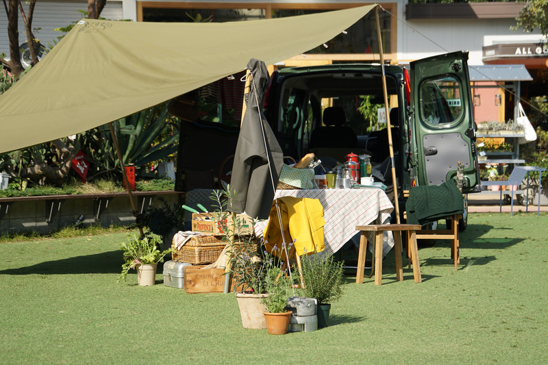 フランス流のピクニックを再現した車両展示