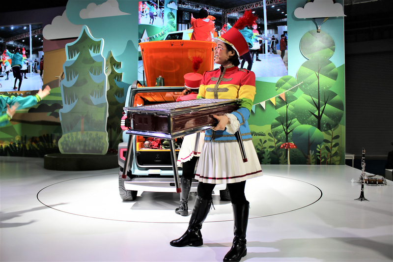 パレード風の演出でコンセプトカーについて紹介