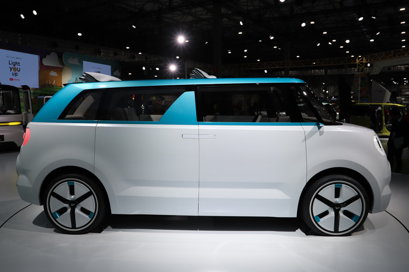 「もっと気楽に付き合えるミニバンがあってもいいのではないか」という発想から生まれたというワイワイ。車両の前後に共通性の高いデザインが与えられているのも特徴的