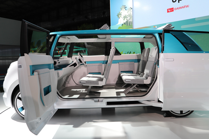 フラットなフロアにシートが設置されている