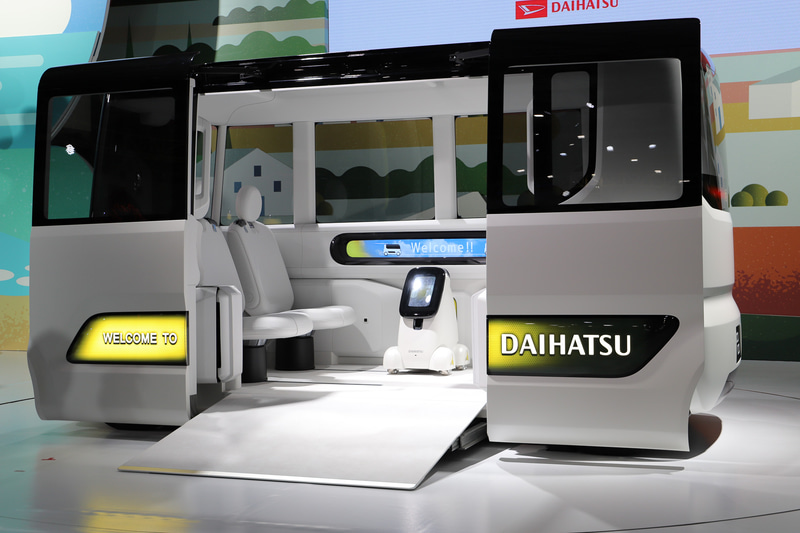 ニポテは4隅に設置されたタイヤで移動。イコイコはニポテの乗降にも使える格納式スロープを備えている