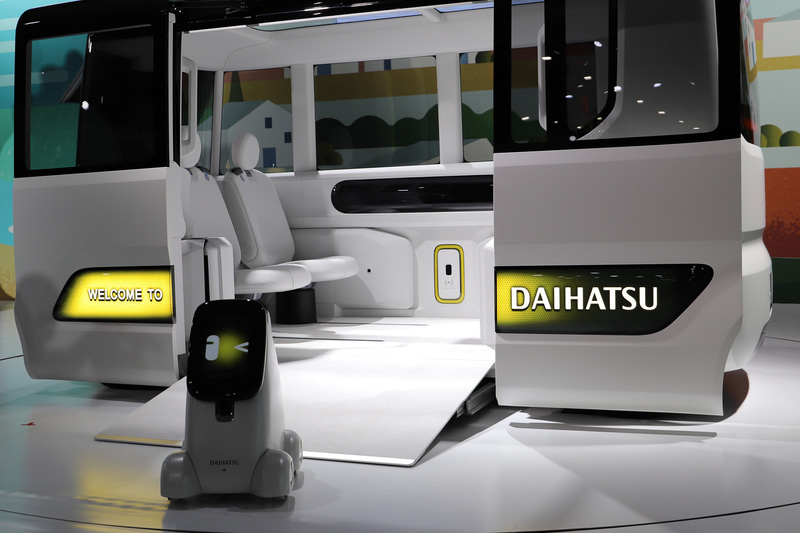 ニポテは4隅に設置されたタイヤで移動。イコイコはニポテの乗降にも使える格納式スロープを備えている