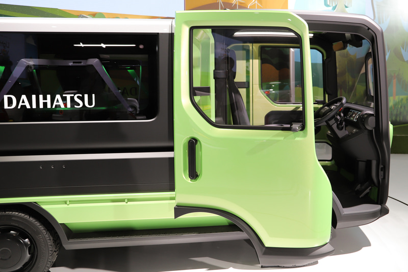 リアヒンジでドアが2分割で折れ曲がる独自のドアを装備。開口部が広く、狭い場所でも乗降できるようにしている