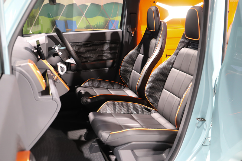 フロントシートとリアシートを周囲のトリム類まで含め、カラーリングなどによって明確に性格分け。リアシートを格納すると広くウォッシャブルなラゲッジスペースとなる