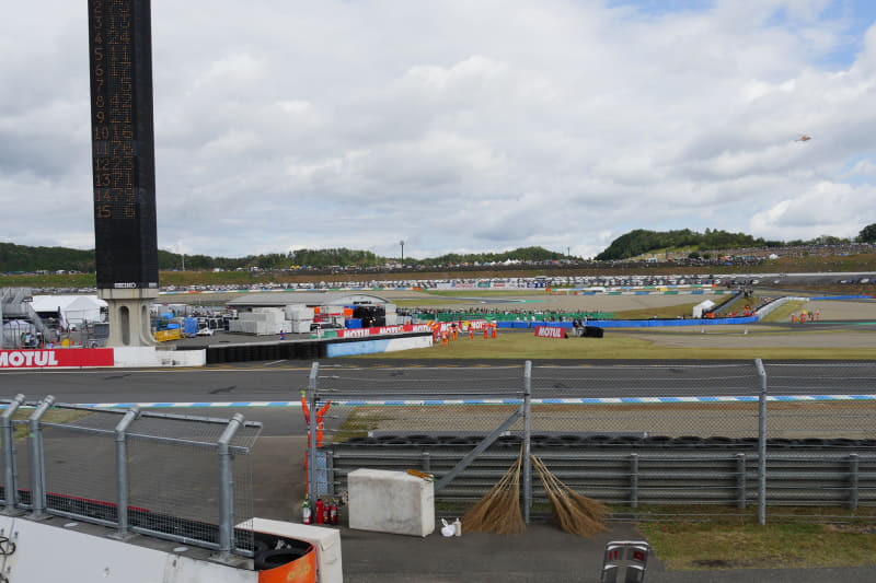 140mmと同じアングルを14mm（35mm換算で28mm）で撮影したもの。ワイドはいいのだが、ズームはもう少し長いのが欲しくなる