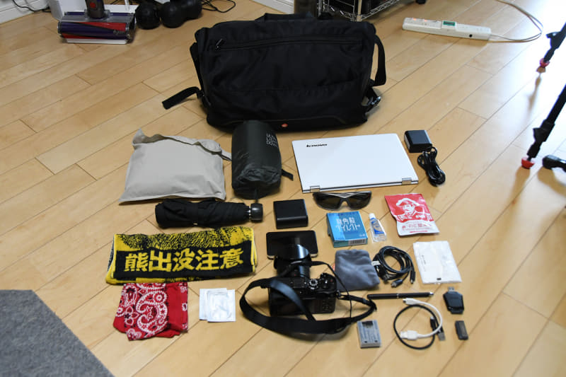 バック1つに納めた今回の荷物。「移動中に仕事でも」と持参したノートPCは、ただの一度も取り出さなかった