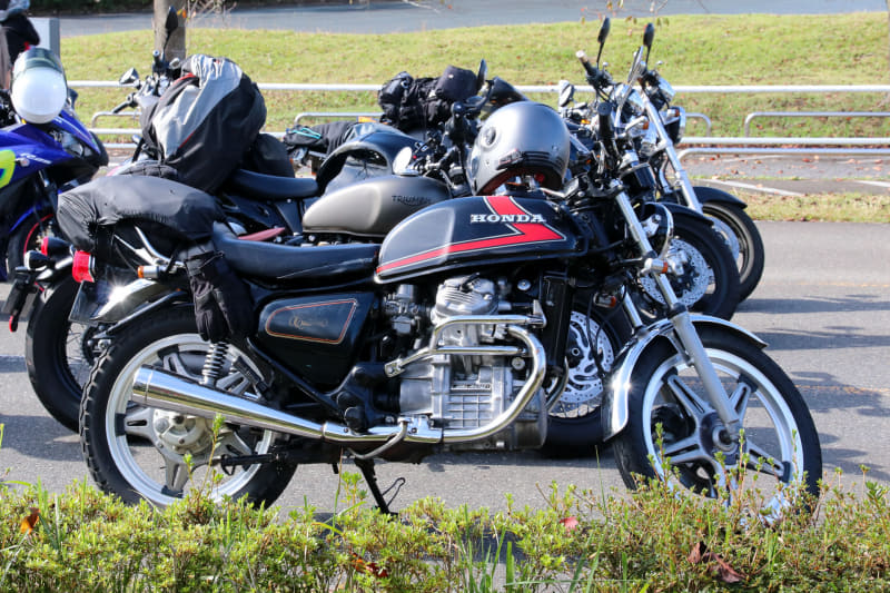 サーキットへ向かう途中のバイク駐輪エリアで発見、私にとってのMVPはホンダ WING GL500のカスタム（サイドカバーとヘッドライト周りがオリジナルとは異なるように見える）。懐かしくて涙が出そうになった。これからも大切に乗ってあげてください