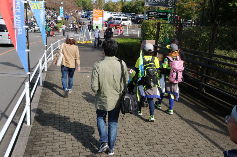 ゲートへと向かうおっさん。往路はさほど混んでない