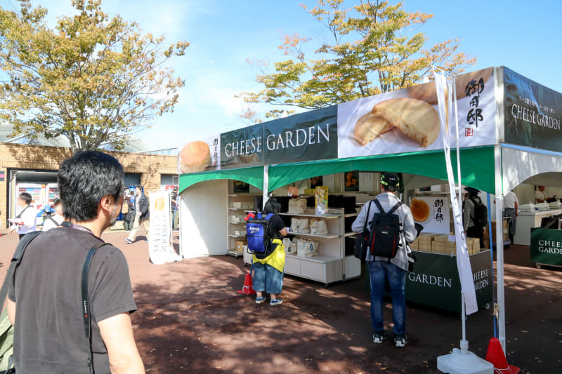 自分の観戦席を確認する前に、入場すぐのところにあったチーズ菓子専門店チーズガーデンに釘付けのおっさん