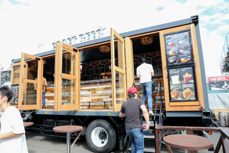 そんな訳で真面目に昼食探し。まずは飲み物（ビール）から