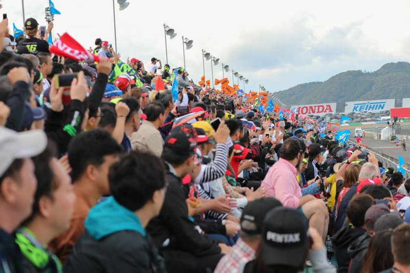 大盛り上がりのV席。奥の黄色い旗はKTM応援団