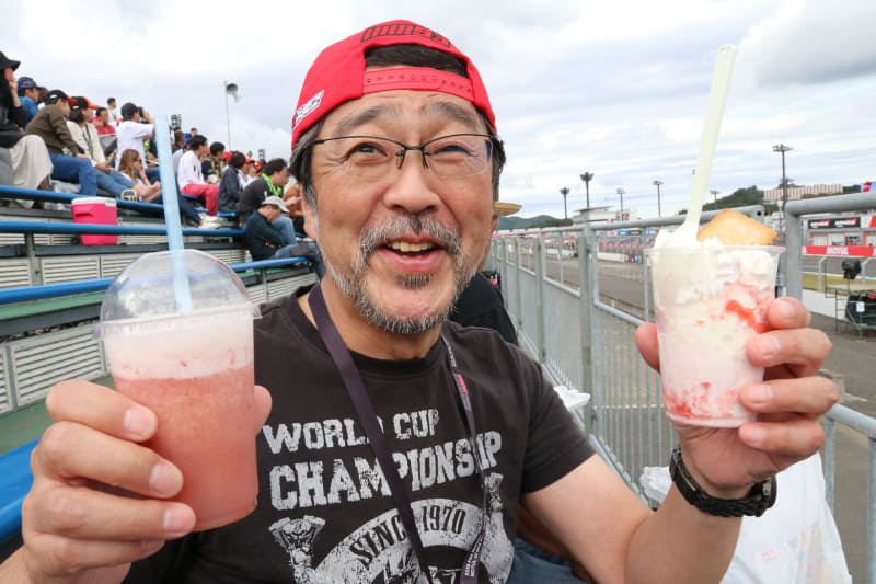 おっさんが持っているが、これらはCar Watchスタッフのドリンクたち