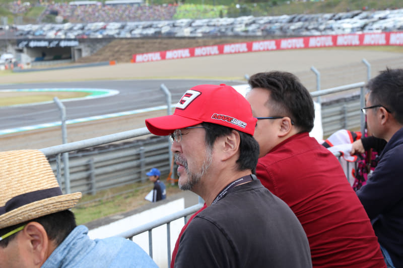 レースに見入るおっさん、至福の時間