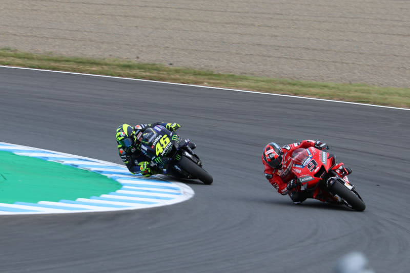 もうアレだよね、膝を擦るんじゃなくて、肘を擦るんだものね……