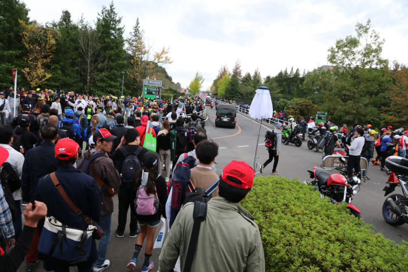 復路のバスが待つホンダコレクションホールへと向かう。長蛇の列だがスムーズに進む