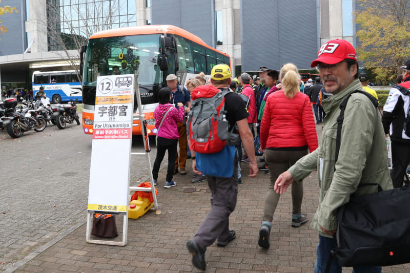 16時12分には余裕をもってホンダコレクションホール前に到着、バスを待つ