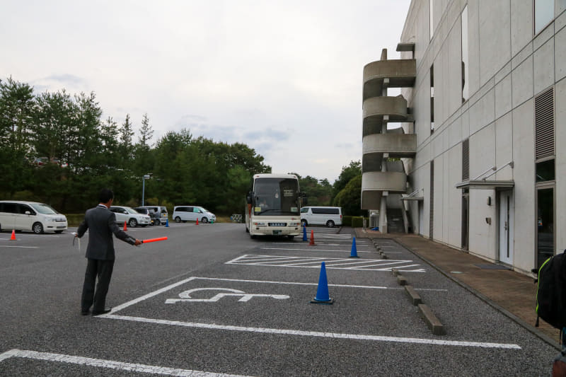 一般車は通行できないホンダコレクションホール横の出入口から出られるので、出口渋滞を回避できるのだ