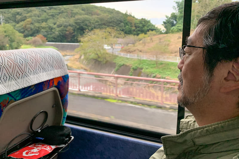 バスの中でレースの余韻に浸るおっさん。本記事中、もっともいらない写真