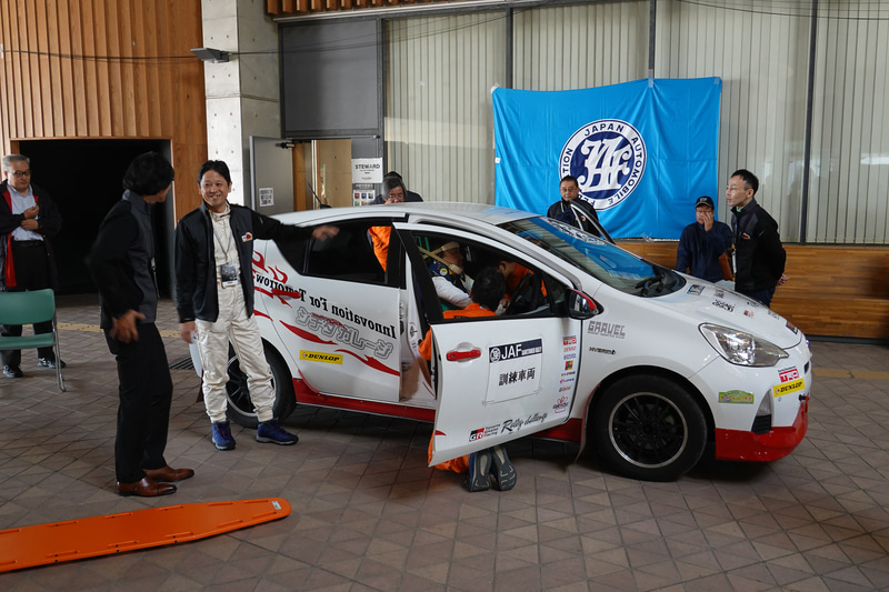 JAFは訓練車両を使って、緊急脱出作業の訓練を行なっていた