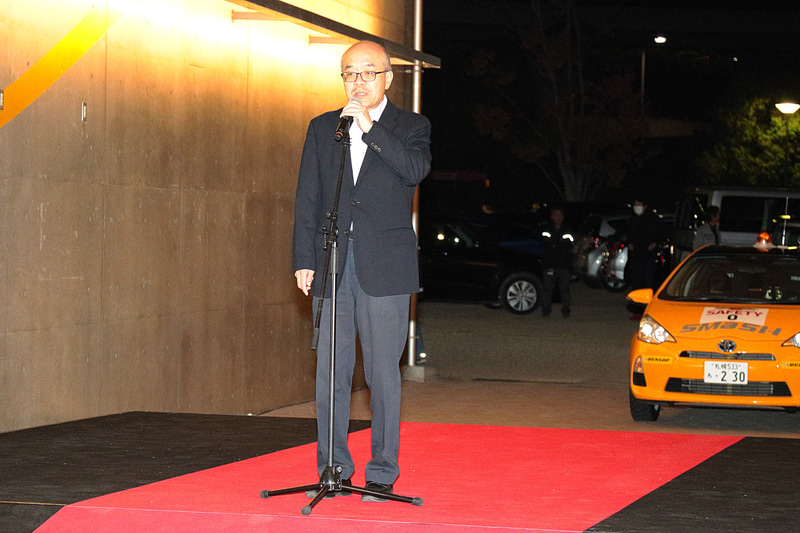 セレモニアルスタートであいさつを行なうセントラルラリー大会組織委員長 坂井正治氏