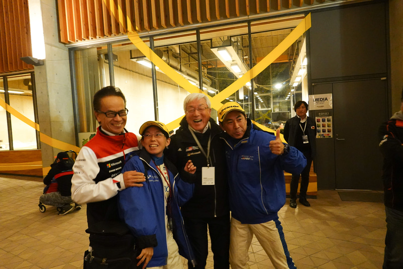 ラリー参戦者と楽しく記念写真を撮る友山プレデント