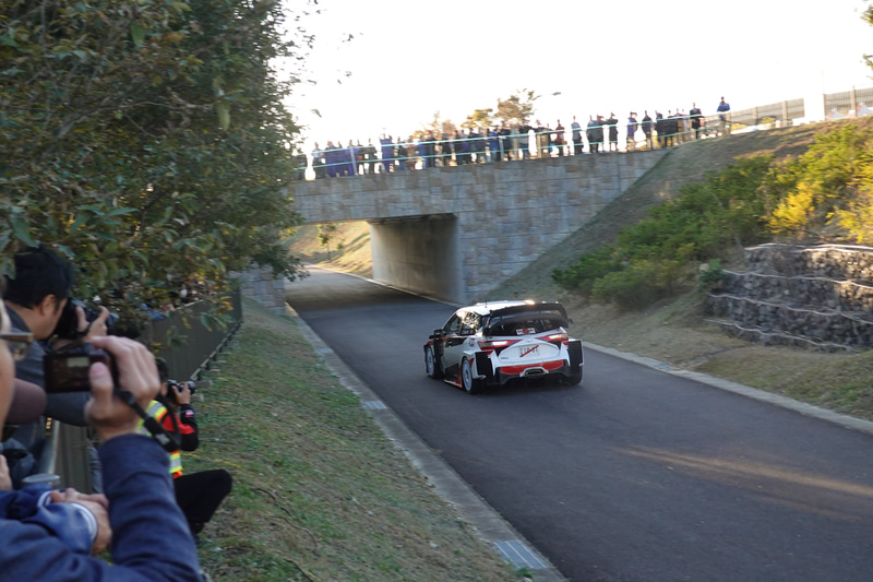 モリコロパーク内のサイクリングロードをかっ飛んでいくヤリスWRC。ドライバーは勝田貴元選手