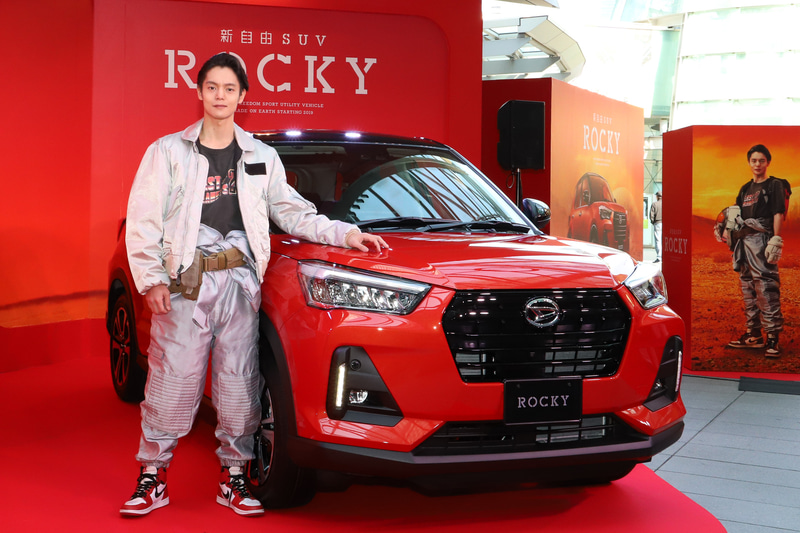 ダイハツ工業の新型コンパクトSUV「ロッキー」発売記念イベントに窪田正孝さんが登場