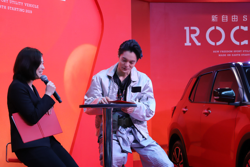 窪田さんは“車レポ”をすることになると「めっちゃ緊張する。手汗をかいてきた」と言いつつも、しっかりとロッキーのよさをアピール