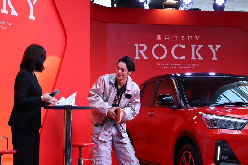 窪田さんは“車レポ”をすることになると「めっちゃ緊張する。手汗をかいてきた」と言いつつも、しっかりとロッキーのよさをアピール