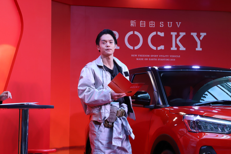 窪田さんは“車レポ”をすることになると「めっちゃ緊張する。手汗をかいてきた」と言いつつも、しっかりとロッキーのよさをアピール
