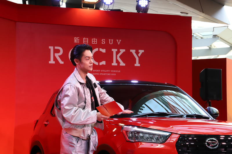 窪田さんは“車レポ”をすることになると「めっちゃ緊張する。手汗をかいてきた」と言いつつも、しっかりとロッキーのよさをアピール