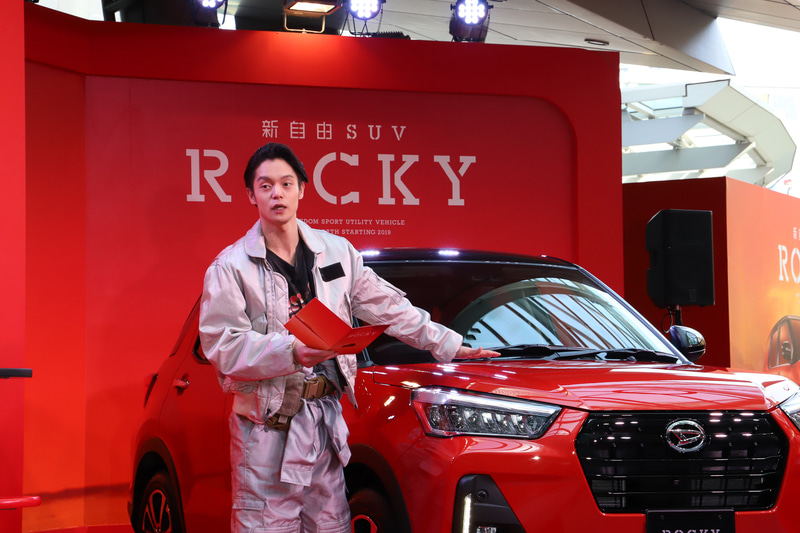 窪田さんは“車レポ”をすることになると「めっちゃ緊張する。手汗をかいてきた」と言いつつも、しっかりとロッキーのよさをアピール