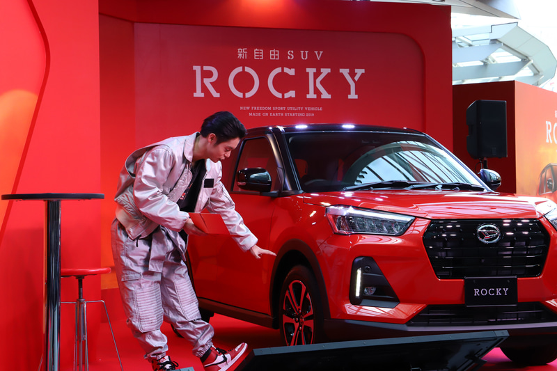 窪田さんは“車レポ”をすることになると「めっちゃ緊張する。手汗をかいてきた」と言いつつも、しっかりとロッキーのよさをアピール