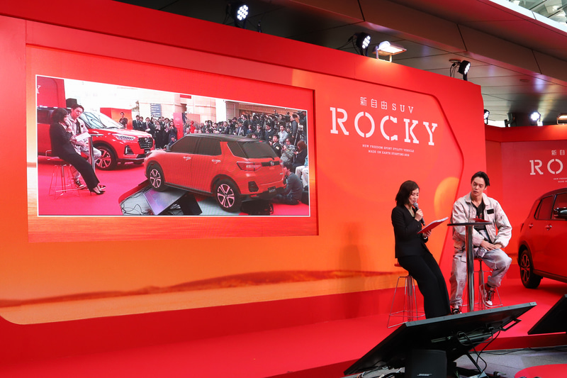 ARで原寸大のロッキーを表示して、自宅の車庫に入れてみることもできるという。窪田さんは「ハイテクすぎてついていけない！（笑）」と話していた